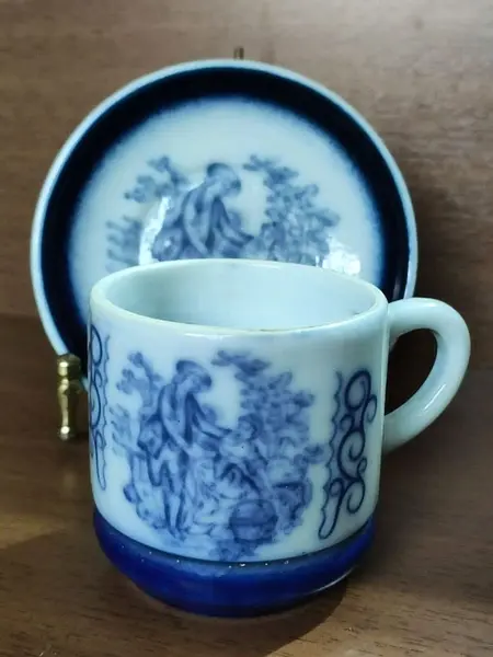 Foto de um(a) Conjunto Monte Sião anos 70, da categoria de Xícaras. Xícara em porcelana com cena galante na cor azul cobalto dos anos de 1970. Porcelana monte sião minas gerais A da xícara: 8... Mostrado de uma perspectiva diferente. Vendido no marketplace Trésors.