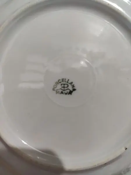 Foto de um(a) Conjunto Mauá anos 60, da categoria de Jogos de pratos. Combo com 3 pratos rasos e 3 pratos de sopa em porcela mauá, década de 1960. Diâmetro do prato raso: 24 cm Diâmetro do... Mostrado de uma perspectiva diferente. Vendido no marketplace Trésors.