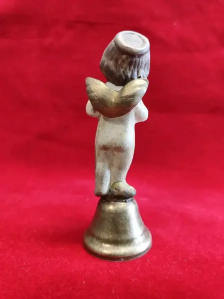 Foto de um(a) Sineta de Mesa Anjo em Porcelana e Latão Indiano, Década de 1980, da categoria de Outros colecionáveis. Sineta de mesa com haste com anjo em porcelana envelhecida e sino de latão indiano, década de 1980. A: 10,5 cm L: 3,5 cm... Mostrado de uma perspectiva diferente. Vendido no marketplace Trésors.