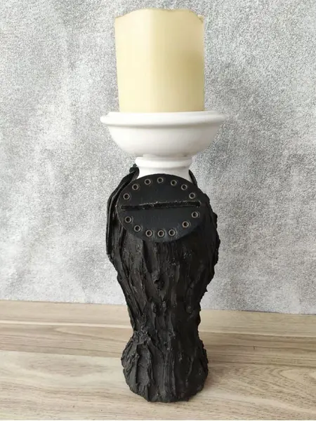Foto de um(a) Castiçal Porcelana, da categoria de Castiçais. Castiçal em porcelana branca, parte texturizada na cor preta e branco liso/craquelado, com pendente em couro. A: 28 cm... Mostrado de uma perspectiva diferente. Vendido no marketplace Trésors.