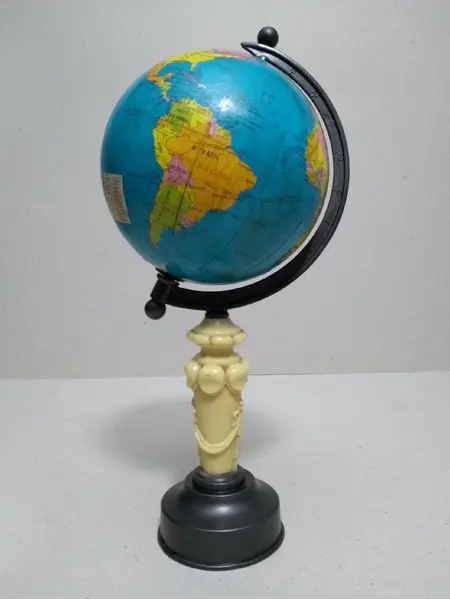 Foto de um(a) Globo Latão e Marfim, da categoria de Globos. Globo terrestre com base latão oxidado e baquelite marfim na haste. Peça única pelo designer marcelus ribas.D: 13cm / A:... Mostrado de uma perspectiva diferente. Vendido no marketplace Trésors.