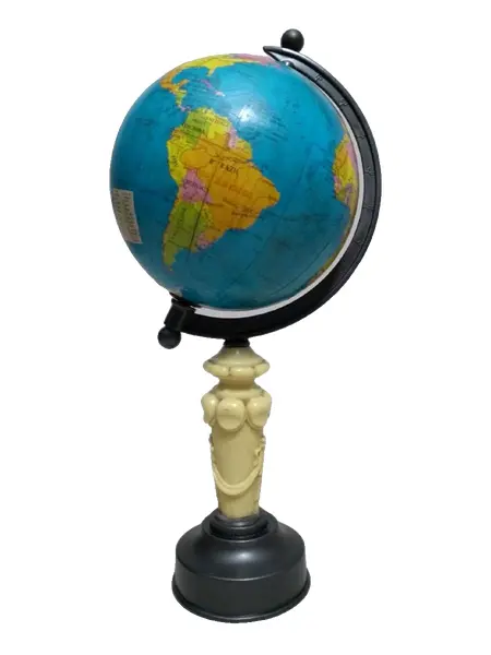 Foto de um(a) Globo Latão e Marfim, da categoria de Globos. Globo terrestre com base latão oxidado e baquelite marfim na haste. Peça única pelo designer marcelus ribas.D: 13cm / A:... Vendido no marketplace Trésors.