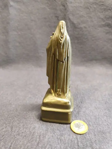 Foto de um(a) Imagem Santa Rita Antimônio Década de 1940, da categoria de Objetos religiosos e espirituais. Imagem de santa rita em antimônio com pátina bronze oxidada, década de 1940. A: 15,5 cm / L: 5 cm / P: 5 cm / peso: 280g. Mostrado de uma perspectiva diferente. Vendido no marketplace Trésors.