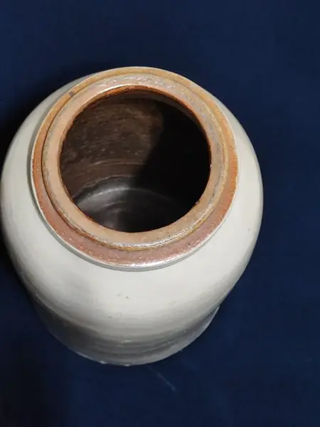 Foto de um(a) Pote de Gres Alemão, da categoria de Garrafas, potes e jarros. Pote de gres alemão em cerâmica. Não possui a tampa. Vira um lindo vaso!Peso: 2.560kg A: 29 cm Diâmetro da base: 17 cm... Mostrado de uma perspectiva diferente. Vendido no marketplace Trésors.