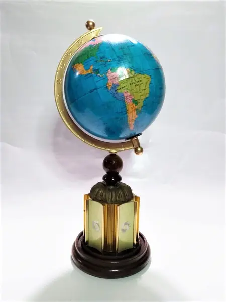 Foto de um(a) Globo Dourado Vintage, da categoria de Globos. Globo terrestre em latão, alumínio e madeira, com pegada vintage. Peça única pelo designer marcelus ribas. A: 33cm / D: 13cm... Mostrado de uma perspectiva diferente. Vendido no marketplace Trésors.