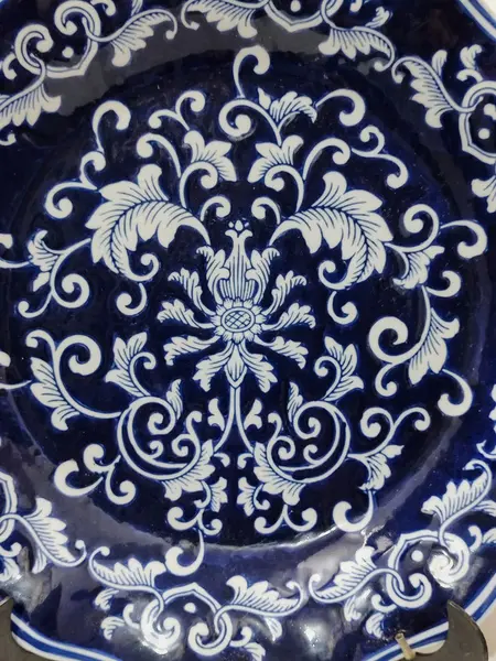 Foto de um(a) Prato em Porcelana Azul e Branca, Década de 1980, da categoria de Pratos Decorativos. Prato em porcelana azul e branca com folhas e arabescos e borda ondulada, bem característico das porcelana turcas, década de... Mostrado de uma perspectiva diferente. Vendido no marketplace Trésors.
