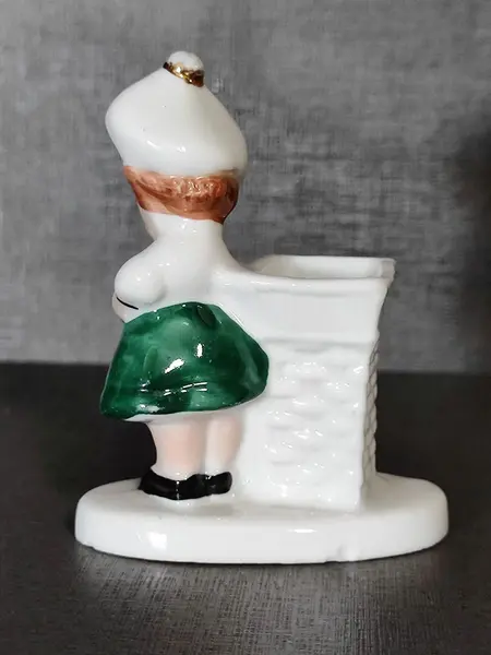 Foto de um(a) Paliteiro Porcelana Brasileira, Década de 1940, da categoria de Paliteiros. Paliteiro em porcelana policromada com filete em ouro, década de 1940 fabricante csa pedreira - são paulo, brasil A: 8 cm L:... Mostrado de uma perspectiva diferente. Vendido no marketplace Trésors.