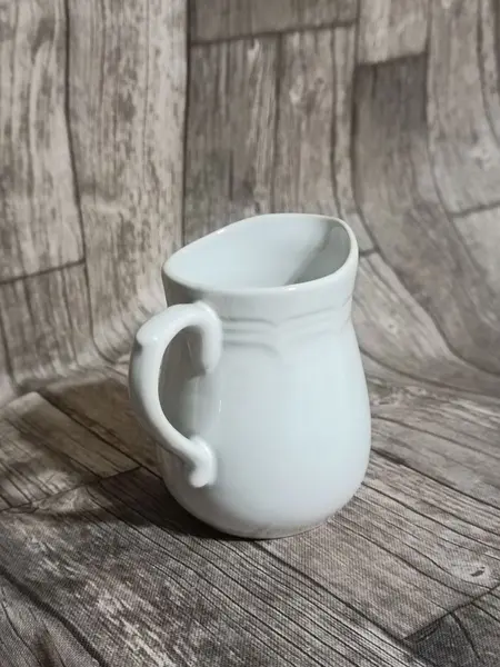 Foto de um(a) Cremeira Porcelana Branca, Década de 1970, da categoria de Cremeiras. Cremeira em porcelana branca lisa com relevo em toda a volta, década de 1970 sem marca do fabricante A: 10 cmL alça até o... Mostrado de uma perspectiva diferente. Vendido no marketplace Trésors.
