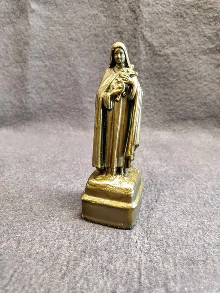 Foto de um(a) Imagem Santa Rita Antimônio Década de 1940, da categoria de Objetos religiosos e espirituais. Imagem de santa rita em antimônio com pátina bronze oxidada, década de 1940. A: 15,5 cm / L: 5 cm / P: 5 cm / peso: 280g. Mostrado de uma perspectiva diferente. Vendido no marketplace Trésors.