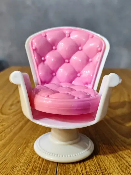 Foto de um(a) Mini Cadeirinha Pink Barbie, Década de 1990, da categoria de Modelos e estatuetas. Miniatura de cadeira em acrílico rosa com capitone e estrutura giratória na cor bege, década de 1990 h: 12,4 cm l: 10,6 cm... Mostrado de uma perspectiva diferente. Vendido no marketplace Trésors.