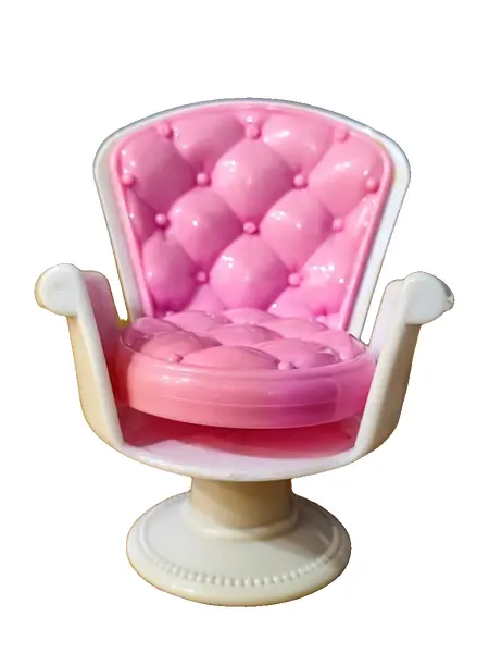 Foto de um(a) Mini Cadeirinha Pink Barbie, Década de 1990, da categoria de Modelos e estatuetas. Miniatura de cadeira em acrílico rosa com capitone e estrutura giratória na cor bege, década de 1990 h: 12,4 cm l: 10,6 cm... Vendido no marketplace Trésors.