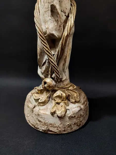 Foto de um(a) Castiçal em Madeira, Década de 1970, da categoria de Castiçais. Castiçal em madeira com técnica de decape com cordão também em ouro velho, década de 1970 peça única pelo designer marcelus... Mostrado de uma perspectiva diferente. Vendido no marketplace Trésors.