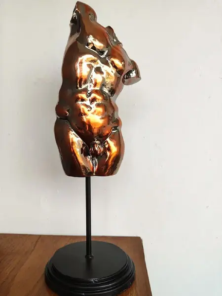 Foto de um(a) Torso Masculino Resina e Pedra Sabão, da categoria de Escultura. Torso masculino em resina italiana, expessurada em cobre com polioretano, base em ferro com pedra sabão ebanizada. A: 49,5... Mostrado de uma perspectiva diferente. Vendido no marketplace Trésors.