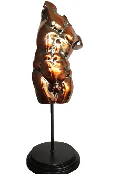 Foto de um(a) Torso Masculino Resina e Pedra Sabão, da categoria de Escultura. Torso masculino em resina italiana, expessurada em cobre com polioretano, base em ferro com pedra sabão ebanizada. A: 49,5... Vendido no marketplace Trésors.