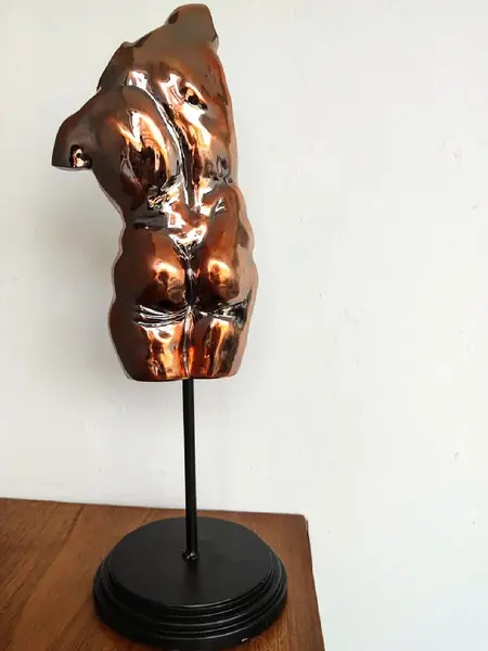 Foto de um(a) Torso Masculino Resina e Pedra Sabão, da categoria de Escultura. Torso masculino em resina italiana, expessurada em cobre com polioretano, base em ferro com pedra sabão ebanizada. A: 49,5... Mostrado de uma perspectiva diferente. Vendido no marketplace Trésors.