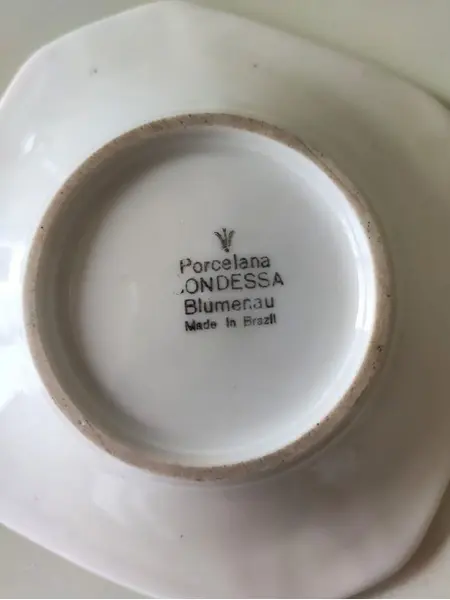 Foto de um(a) Cinzeiro Porcelana Anos 60, da categoria de Cinzeiros e coletores. Cinzeiro em porcelana policromada da marca condessa de blumenau-sc com detalhes em ouro, cena de japonesas com seus... Mostrado de uma perspectiva diferente. Vendido no marketplace Trésors.