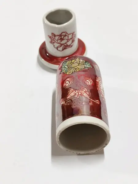 Foto de um(a) Paliteiro Japonês em Porcelana Policromada, Década de 1990, da categoria de Paliteiros. Paliteiro japonês em porcelana policromada escrito em kani com ideograma vida, década de 1990.A: 9 cm / Diâmetro: 3,7 cm... Mostrado de uma perspectiva diferente. Vendido no marketplace Trésors.