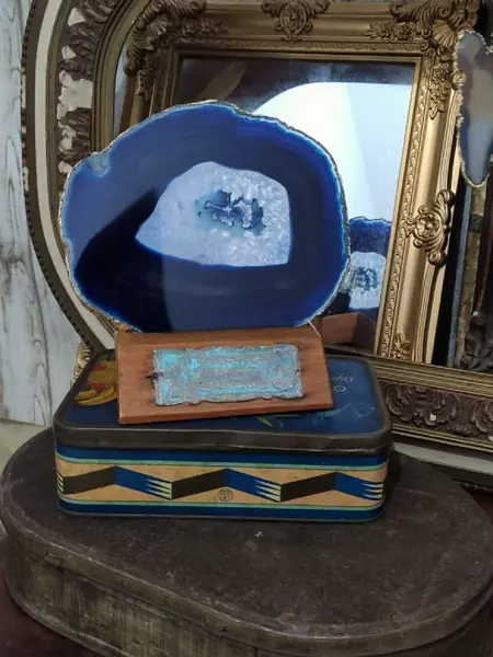 Foto de um(a) Luminária Ágata Azul, da categoria de Abajures. Luminária de mesa feita com troféu dos anos 1980 com lâmina de ágata, borda folhada a ouro e base de madeira com soquete e... Mostrado de uma perspectiva diferente. Vendido no marketplace Trésors.