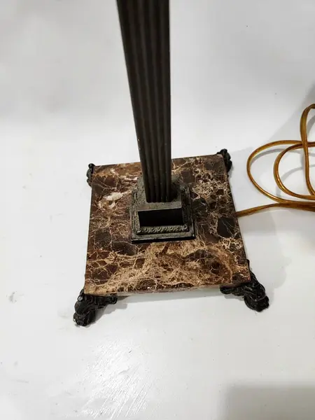 Foto de um(a) Abajur Estadunidense Metal e Mármore, Década de 1990, da categoria de Abajures. Abajur em metal com pátina bronze, base em mármore marrom imperador com pés de garra e cúpula original dos anos 1990... Mostrado de uma perspectiva diferente. Vendido no marketplace Trésors.