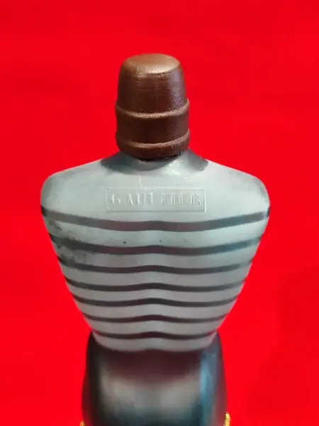 Foto de um(a) Manequim Jean Paul Gaultier, Peça Única, da categoria de Modelos e estatuetas. Frasco de perfume lê male, jean paul gaultier transformado em um manequim de mesa decorativo e perene, com pedestal em... Mostrado de uma perspectiva diferente. Vendido no marketplace Trésors.