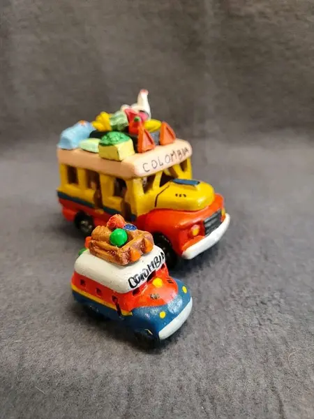 Foto de um(a) Combo Mini Ônibus Colombianos, Souvenir Arte Popular Colecionável, Década de 1980, da categoria de Memorabilia de viagem & souvenir. Combo ônibus colombianos em cerâmica policromada, souvenir direto de medellin, década de 1980. Arte popular colecionável. ... Mostrado de uma perspectiva diferente. Vendido no marketplace Trésors.