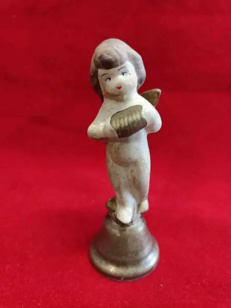 Foto de um(a) Sineta de Mesa Anjo em Porcelana e Latão Indiano, Década de 1980, da categoria de Outros colecionáveis. Sineta de mesa com haste com anjo em porcelana envelhecida e sino de latão indiano, década de 1980. A: 10,5 cm L: 3,5 cm... Mostrado de uma perspectiva diferente. Vendido no marketplace Trésors.