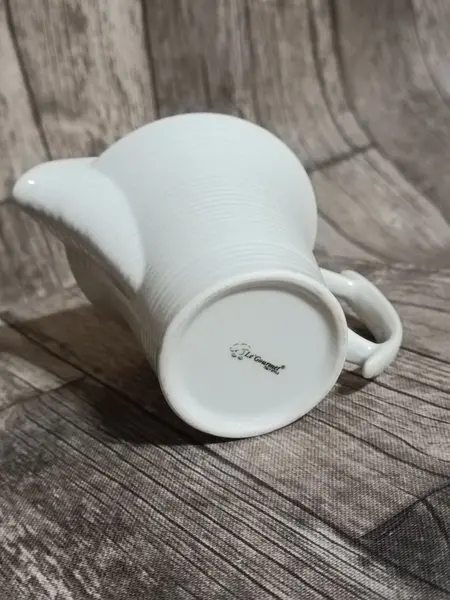 Foto de um(a) Cremeira Porcelana Le Gourmet Italy Style, Década de 2000, da categoria de Cremeiras. Cremeira em porcelana branca canelada na horizontal e porcelana verde militar na parte interna, década de 2000 le gourmet,... Mostrado de uma perspectiva diferente. Vendido no marketplace Trésors.