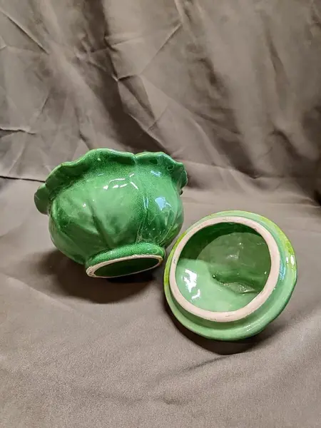 Foto de um(a) Pequena Sopeira Repolho em Cerâmica, sem Marca do Fabricante, Década de 2000, da categoria de Terrinas de sopa. Pequena sopeira repolho em cerâmica na cor verde e sem marca do fabricante, década de 2000 A: 9,5 cm / com tampa:... Mostrado de uma perspectiva diferente. Vendido no marketplace Trésors.