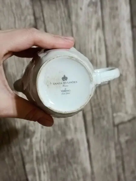 Foto de um(a) Cremeira em Porcelana Branca, Tânia Bulhões, Década de 1990, da categoria de Cremeiras. Cremeira em porcelana branca canelada com relevo de flores, década de 1990 marca: tania bulhões home. *com bico restaurado,... Mostrado de uma perspectiva diferente. Vendido no marketplace Trésors.