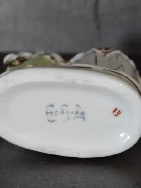 Foto de um(a) Paliteiro Porcelana Brasileira, Década de 1940, da categoria de Paliteiros. Paliteiro em porcelana policromada com filete em ouro, década 1940. Fabricante csa pedreira - são paulo, brasil A: 11 cm /... Mostrado de uma perspectiva diferente. Vendido no marketplace Trésors.