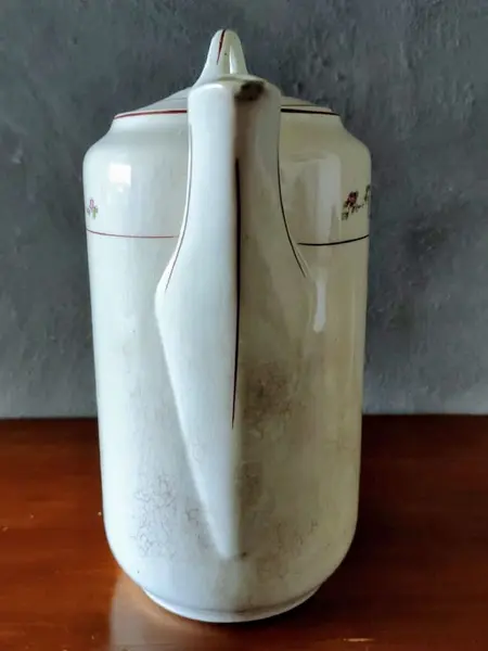 Foto de um(a) Bule Floral, Anos 40, da categoria de Bules. Bule em porcelana com motivo floral e filete bordô, década de 1940. Fabricado por iguassu - curitiba . A: 22 cm Diâmetro:... Mostrado de uma perspectiva diferente. Vendido no marketplace Trésors.