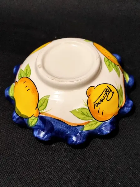 Foto de um(a) Bowl em Cerâmica Italiana, Década de 1980, da categoria de Tigelas decorativas. Pequeno bowl em cerâmica italiana policromada e com estampa de limão siciliano e borda azul cobalto. Cidade de positano,... Mostrado de uma perspectiva diferente. Vendido no marketplace Trésors.