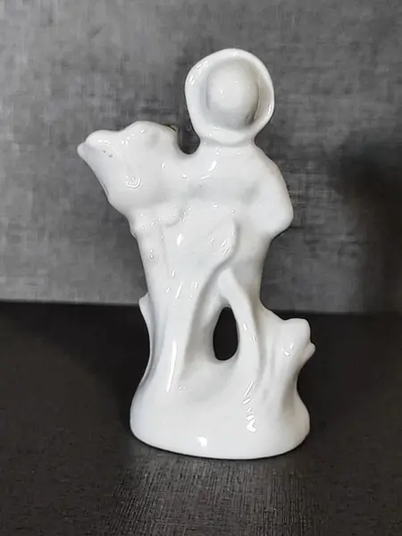Foto de um(a) Paliteiro Porcelana Brasileira, Década de 1940, da categoria de Paliteiros. Paliteiro em porcelana monocromática e filetado com ouro, década de 1940. Procedência brasileira. A: 9,5 cm / L: 5,5 cm /... Mostrado de uma perspectiva diferente. Vendido no marketplace Trésors.