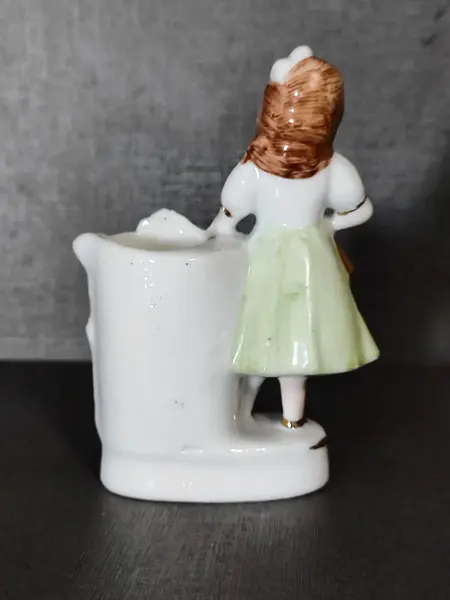 Foto de um(a) Paliteiro Porcelana Brasileira, Década de 1940, da categoria de Paliteiros. Paliteiro em porcelana policromada com filete em ouro, década 1940. Fabricante csa pedreira - são paulo, brasil A: 11 cm /... Mostrado de uma perspectiva diferente. Vendido no marketplace Trésors.