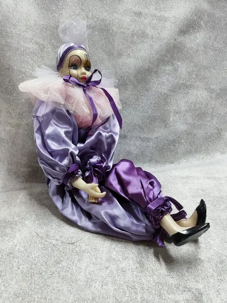 Foto de um(a) Pierrot em Resina, Década de 1980, da categoria de Modelos e estatuetas. Pierrô em resina com roupa em cetim roxo e lilás, gola de tule rosa, lilás e branco. Corpo em tecido com enchimento, década... Mostrado de uma perspectiva diferente. Vendido no marketplace Trésors.