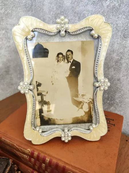 Foto de um(a) Porta Retrato Pérolas Anos 2000, da categoria de Porta retratos. Porta retrato em em resina e pérolas, década de 2000 A: 18 cm L: 12,5 cm Peso: 130 g. Mostrado de uma perspectiva diferente. Vendido no marketplace Trésors.