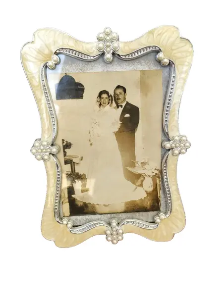 Foto de um(a) Porta Retrato Pérolas Anos 2000, da categoria de Porta retratos. Porta retrato em em resina e pérolas, década de 2000 A: 18 cm L: 12,5 cm Peso: 130 g. Vendido no marketplace Trésors.