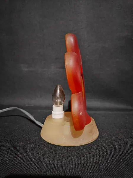 Foto de um(a) Luminária Flor Imaginarium, Década de 1990, da categoria de Abajures. Luminária flor de mesa, em resina nas cores bege, amarela e laranja com lâmpada 220 w. Da marca imaginarium dos anos 1990. ... Mostrado de uma perspectiva diferente. Vendido no marketplace Trésors.