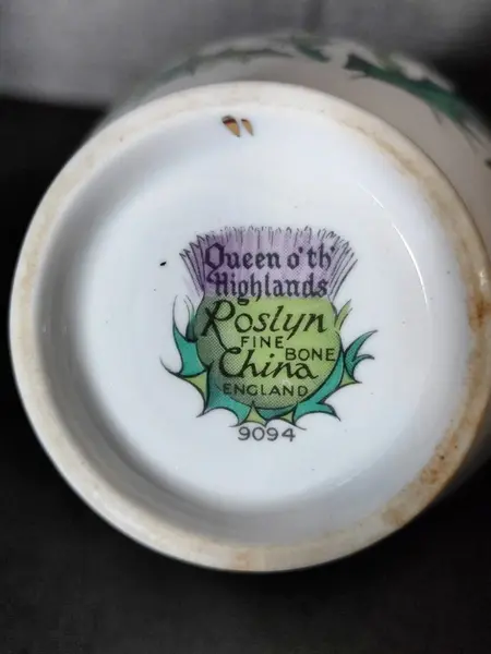 Foto de um(a) Cremeira Porcelana Queen Oth Highlands, Década de 1990, da categoria de Cremeiras. Cremeira em porcelana policromada e filetada em ouro com estampa de flores de alcachofra. Fabricante china para queen oth... Mostrado de uma perspectiva diferente. Vendido no marketplace Trésors.