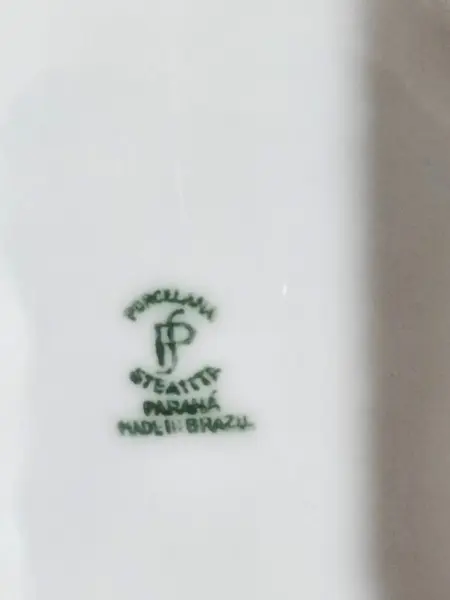 Foto de um(a) Cinzeiro Porcelana Steatita, Década de 1960, da categoria de Cinzeiros e coletores. Cinzeiro de mesa em porcelana branca com moldura em vermelho e o logo do clube 12 de agosto, fundado em 12 de agosto de 1872... Mostrado de uma perspectiva diferente. Vendido no marketplace Trésors.