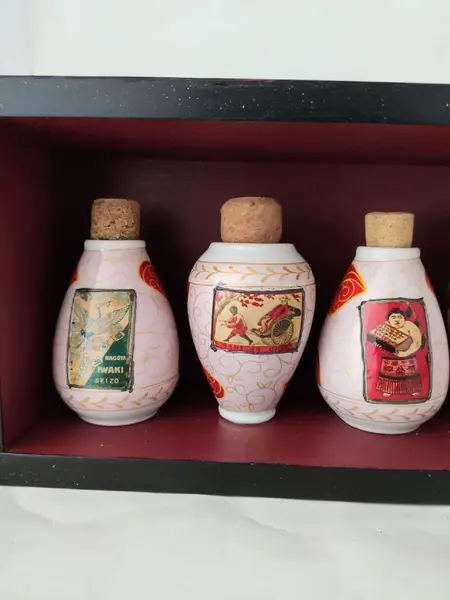 Foto de um(a) Caixa Chinesa com 07 potes Decorativos e Colecionáveis, da categoria de Outros objetos decorativos. Caixa decorativa para cozinha em madeira e 7 potes chineses em porcelana policromada, com vidro fixo. A: 16 cm / L: 50 cm /... Mostrado de uma perspectiva diferente. Vendido no marketplace Trésors.