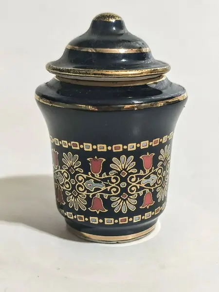 Foto de um(a) Mini Frasco Grego 80'S, da categoria de Garrafas, potes e jarros. Miniatura de um frasco grego com tampa e filetado com ouro 24k, na cor azul cobalto e motivo floral grego. A: 5 cm... Mostrado de uma perspectiva diferente. Vendido no marketplace Trésors.