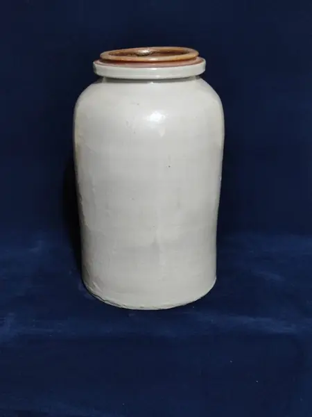 Foto de um(a) Pote de Gres Alemão, da categoria de Garrafas, potes e jarros. Pote de gres alemão em cerâmica. Não possui a tampa. Vira um lindo vaso!Peso: 2.560kg A: 29 cm Diâmetro da base: 17 cm... Mostrado de uma perspectiva diferente. Vendido no marketplace Trésors.
