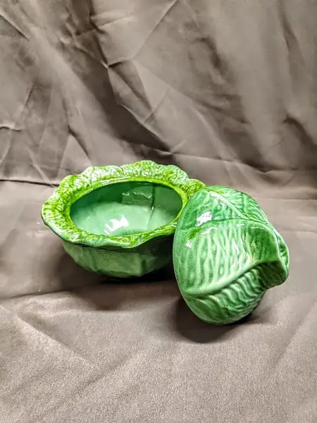 Foto de um(a) Pequena Sopeira Repolho em Cerâmica, sem Marca do Fabricante, Década de 2000, da categoria de Terrinas de sopa. Pequena sopeira repolho em cerâmica na cor verde e sem marca do fabricante, década de 2000 A: 9,5 cm / com tampa:... Mostrado de uma perspectiva diferente. Vendido no marketplace Trésors.