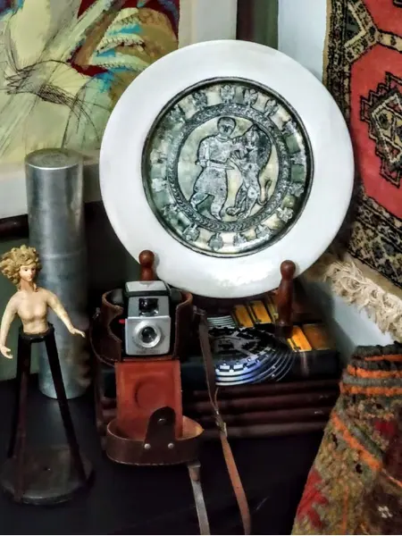 Foto de um(a) Prato Porcelana, anos 30, da categoria de Pratos Decorativos. Prato década de 1930 com decoupage de gravura de gladiador romano, extraído da literatura romana, século xiv peça única pelo... Mostrado de uma perspectiva diferente. Vendido no marketplace Trésors.