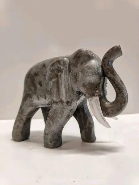 Foto de um(a) Elefante Africano em Madeira, Década de 1990, da categoria de Modelos e estatuetas. Elefante africano esculpido em madeira monocromático, dentes de acrílico e rabo de cobre, década de 1990.A 11 cm L: 13,5 cm... Mostrado de uma perspectiva diferente. Vendido no marketplace Trésors.