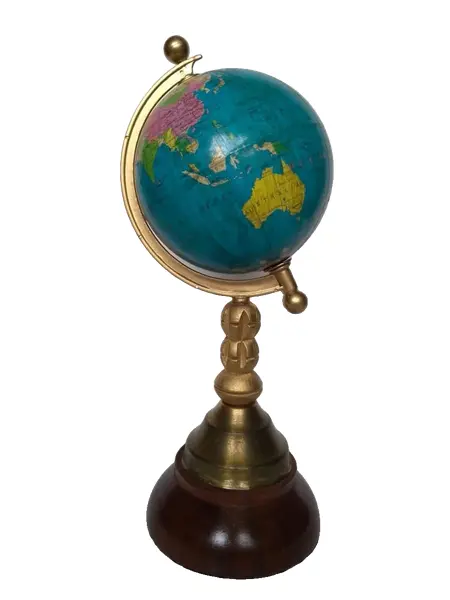 Foto de um(a) Globo Torneado, da categoria de Globos. Globo terrestre com base em madeira torneada e latão e haste dourada. A: 26cm D globo: 10cm D base: 10cm. Vendido no marketplace Trésors.