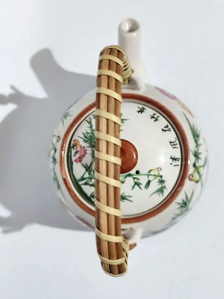 Foto de um(a) Chaleira Porcelana Chinesa, Década de 2000, da categoria de Chaleiras. Chaleira chinesa em porcelana com capacidade para 900 ml de um delicioso chá, década de 2000 alça com junco tramado com... Mostrado de uma perspectiva diferente. Vendido no marketplace Trésors.