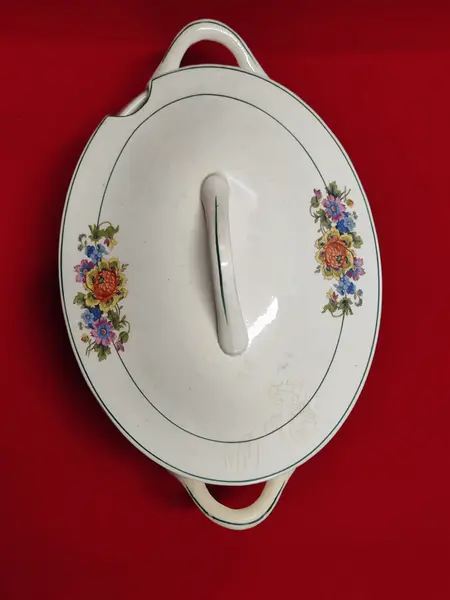 Foto de um(a) Sopeira Motivo Floral, Marca Paraná, Década de 1940, da categoria de Terrinas de sopa. Sopeira em cerâmica branca com estampa motivo floral, filetada em verde, da marca paraná, década de 1940 apresenta marcas do... Mostrado de uma perspectiva diferente. Vendido no marketplace Trésors.