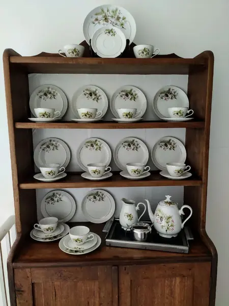 Foto de um(a) Conjunto de café porcelana Steatita Anos 60, da categoria de Conjuntos de café e chá. Jogo de café steatita em porcelana branca com flores de castanheira e filete de ouro, 26 peças compõem esse clássico da... Mostrado de uma perspectiva diferente. Vendido no marketplace Trésors.